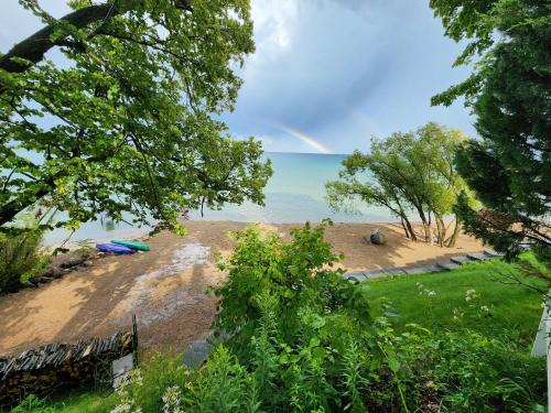 Stunning Newly Renovated Modern Beach House - 7633