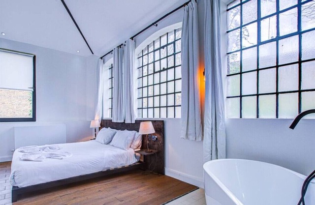 Stunning Penthouse Apartment Close to Queen's Park