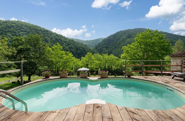 Stunning private villa with private pool, WIFI, TV, patio and panoramic view, close to Florence