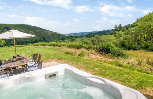 Stunning private villa for 10 people with WIFI, hot tub, TV, patio, panoramic view and parking