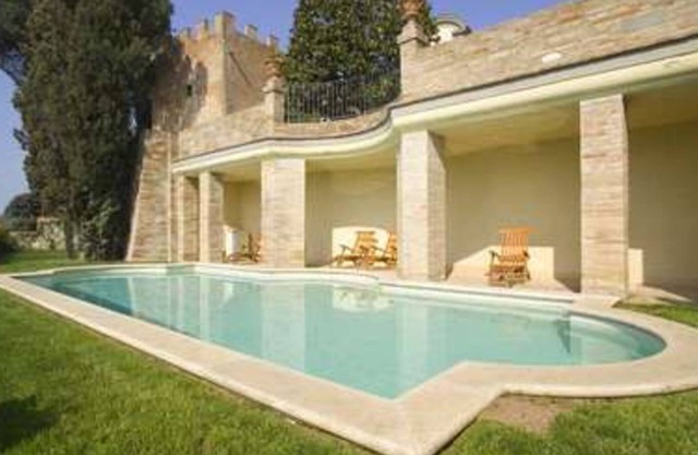 Stunning private villa with hot tub, private pool, A/C, WIFI, TV, terrace, close to San Gimignano