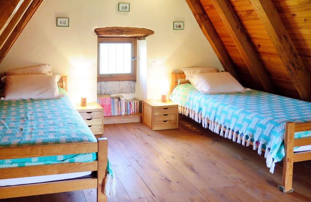 Stunning private villa for 4 people with TV, terrace, pets allowed and panoramic view