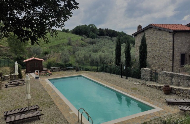 Stunning private villa with WIFI, A/C, pool, TV, patio and panoramic view, close to Siena