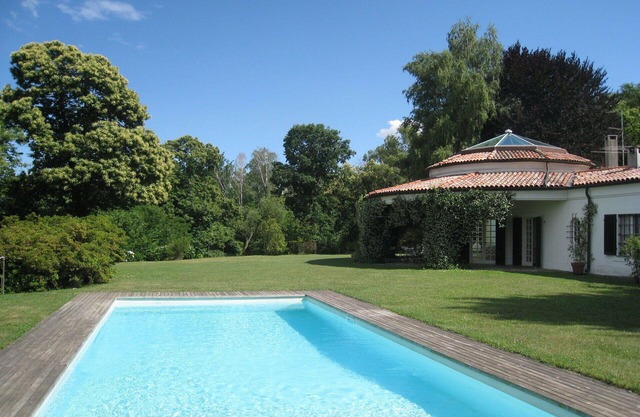Stunning private villa for 12 people with private pool, WIFI, TV and patio