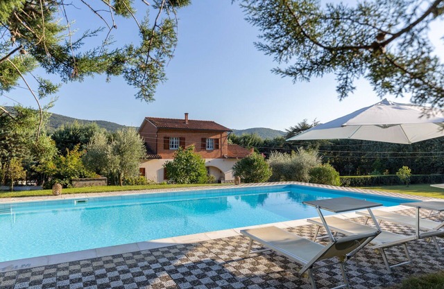 Stunning private villa with WIFI, A/C, private pool, TV, patio and pets allowed, close to Cortona