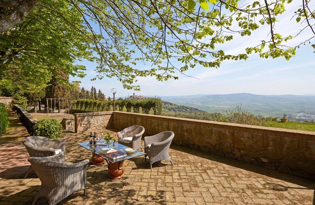 Stunning private villa for 20 people with WIFI, private pool, TV, pets allowed and panoramic view