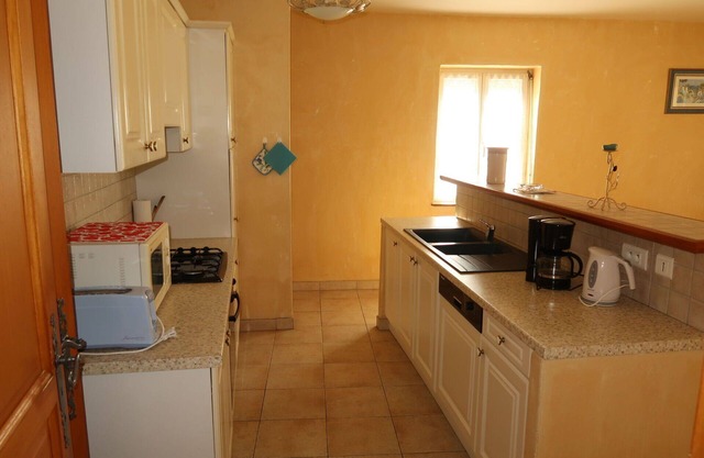 Stunning private villa for 4 guests with TV, patio, pets allowed and parking