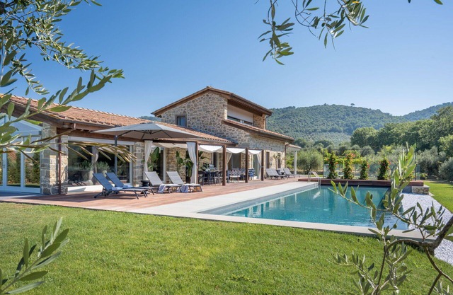 Stunning private villa for 6 guests with sauna, private pool, A/C, TV and patio, close to Cortona