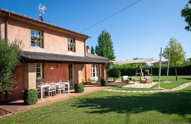 Stunning private villa for 6 people with WIFI, private pool, A/C, TV and veranda, close to Lucca
