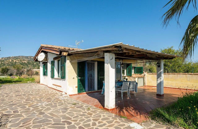 Stunning private villa for 4 guests with A/C, WIFI, TV, patio, pets allowed and panoramic view
