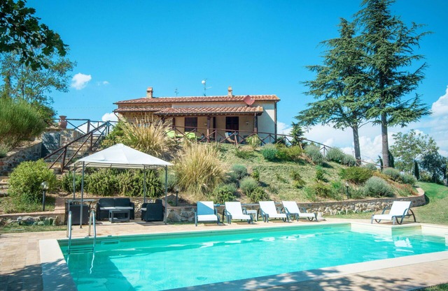 Stunning private villa with WIFI, hot tub, private pool, TV, patio, pets allowed and panoramic v.