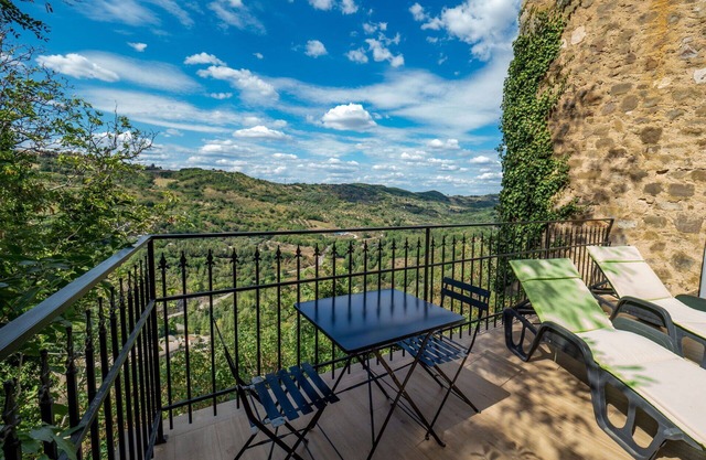 Stunning private villa for 4 guests with hot tub, A/C, WIFI, TV, terrace and panoramic view