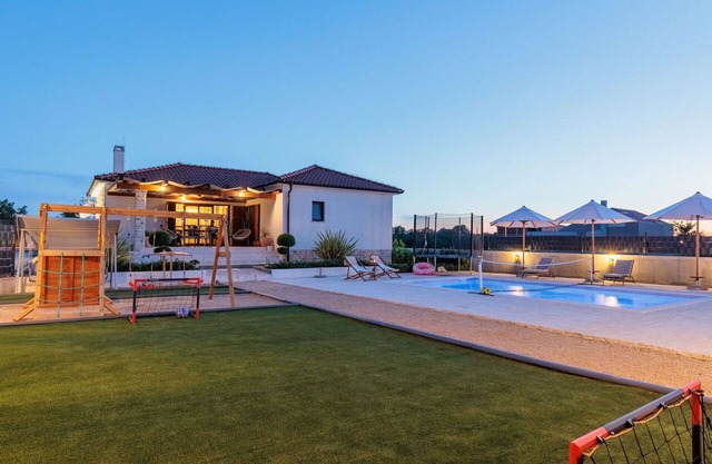 Stunning private villa for 6 guests with private pool, WIFI, A/C, TV and patio
