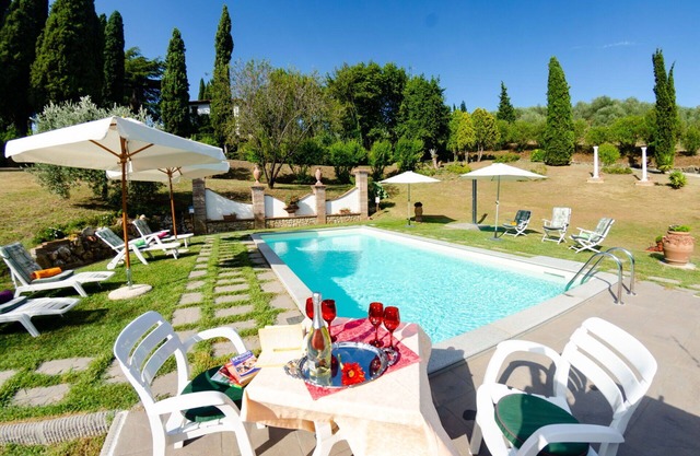 Stunning private villa for 10 people with private pool, WIFI, A/C, TV and pets allowed