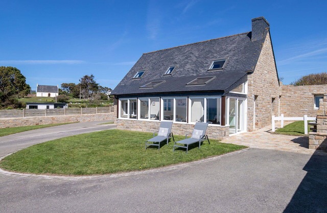 Stunning private villa for 8 guests with WIFI, TV, terrace, pets allowed and parking