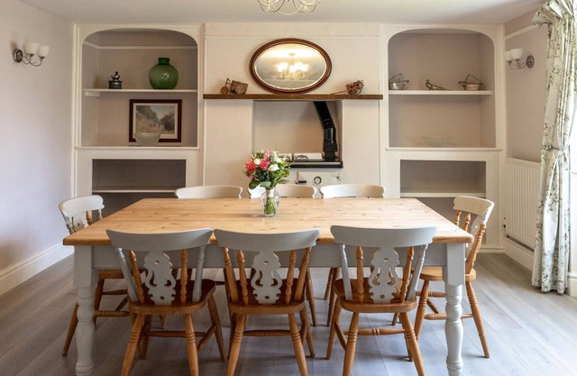 Stunning private villa for 9 people with hot tub, WIFI, TV, patio and pets allowed