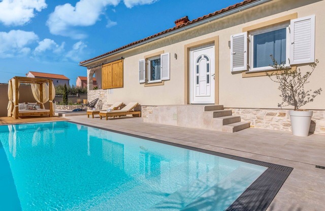 Stunning private villa for 7 guests with private pool, A/C, WIFI, TV, terrace and pets allowed