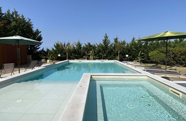 Stunning private villa with A/C, hot tub, private pool, WIFI, TV, patio and pets allowed