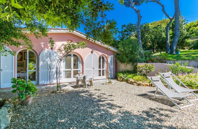 Stunning private villa for 2 people with A/C, WIFI, TV and patio