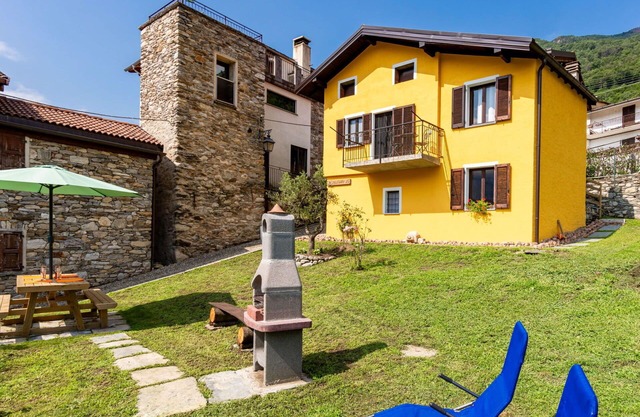 Stunning private villa for 4 guests with WIFI, hot tub, TV, patio and pets allowed