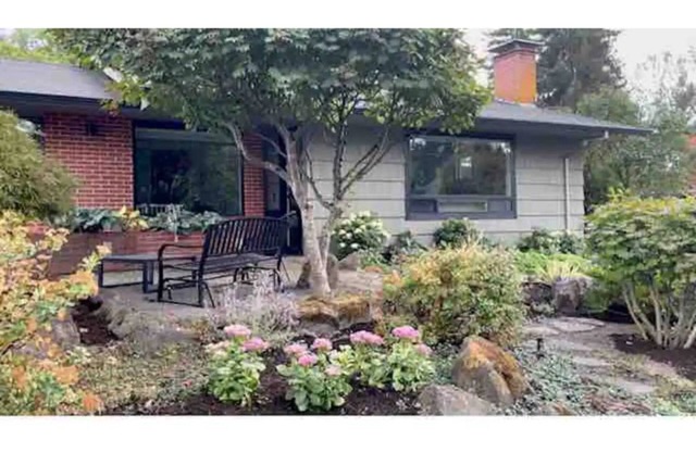 Stunning Remodeled Mid Century Home- Walk to downtown