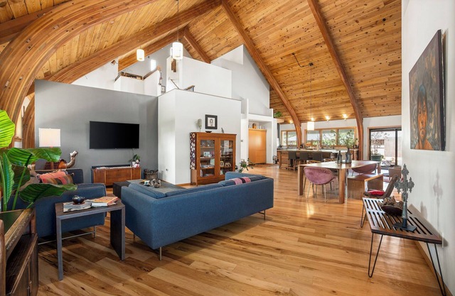 Stunning Repurposed Church, lofted, pet friendly, Free Botanic Garden admit 6