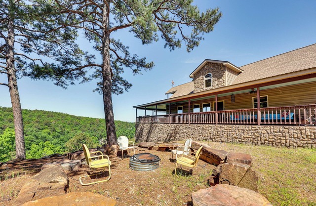 Stunning River Views: Pet-Friendly Home in London!