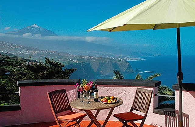 Stunning sea views, studio in a small complex with communal pool