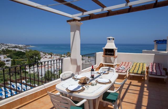 Stunning seaviews 5 mins walk beach.shops restaurants . UK TV FREE WIF