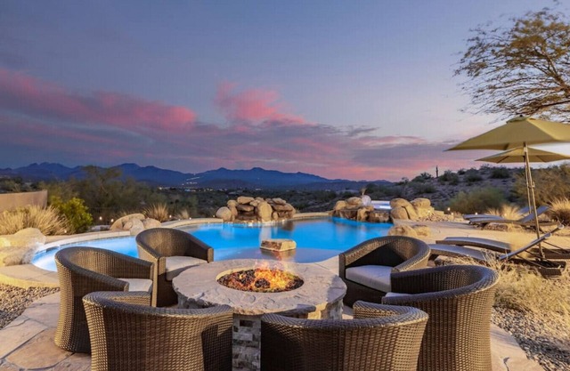 Stunning Secluded Ranch, Sleeps 8, Pool & Jacuzzi