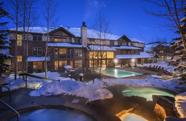 Stunning Ski-in Ski-out 2 Bedroom lodge with all the premium amenities Sleeps 8