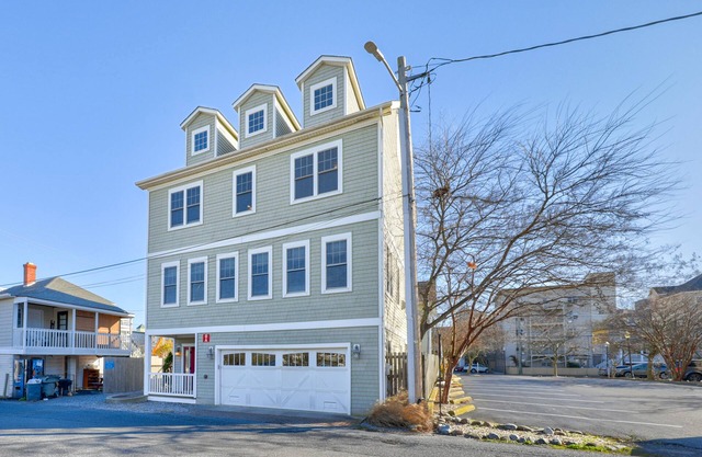⭐️Stunning Spacious Home Steps to Boardwalk Grill⭐️