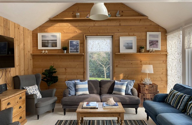 Stunning Spacious Seaside cottage, 1 minute from the beach sleeps 12
