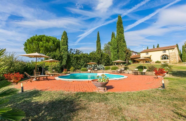 Stunning villa for 10 people with WIFI, private pool, TV, pets allowed, panoramic view and park.