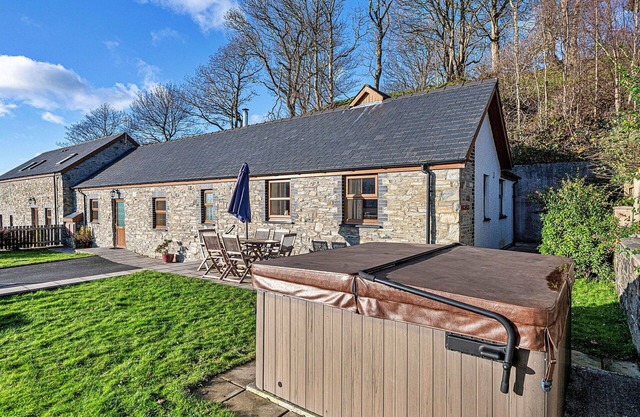 Stunning villa for 6 guests with WIFI, hot tub, TV and pets allowed