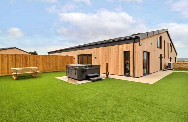 Stunning villa for 6 people with hot tub, WIFI, pets allowed and parking