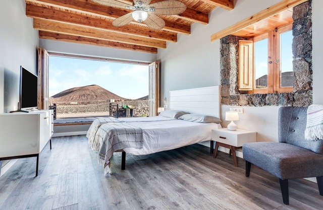 Stunning Villa "Tranquila" with Sea View, Mountain View, Pool, Garden & Terrace