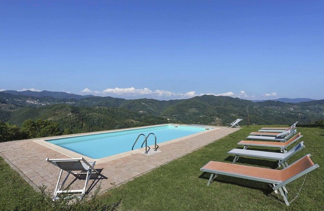 Stunning villa with WIFI, private pool, TV, veranda, panoramic view and parking, close to Lucca