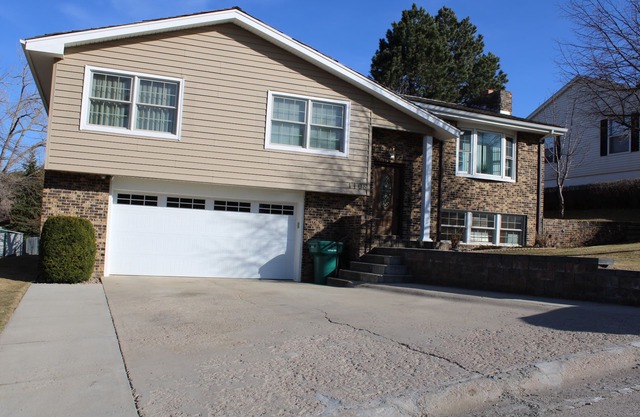 Sturgis: 4-Bedroom Oasis with 3 King Beds in a Charming Neighborhood