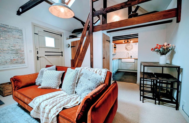 Stylish 1BD Cottage with Fireplace | Parking