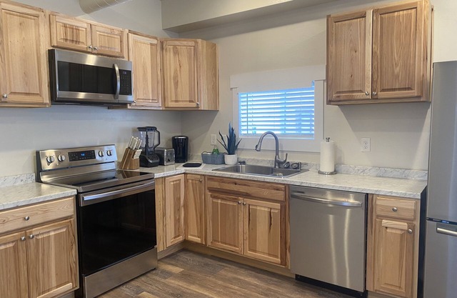 Stylish 2 BD/1 BTH with private patio & central to ski resorts!