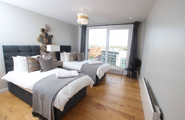 Stylish 2 Bed/2 Bath Flat with secure parking