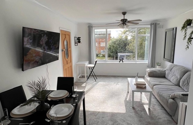 Stylish 2-Bed Flat Allesley Coventry | BHX NEC