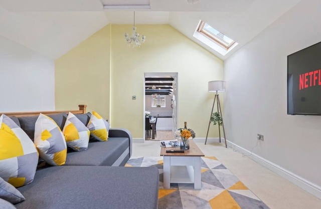 Stylish 2 Bed Home near Gatwick