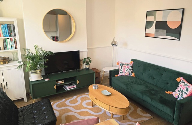 Stylish 2-bed Victorian flat near Central London