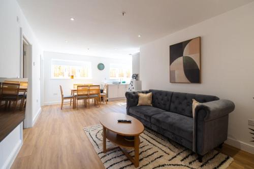 Stylish 2-Bedroom Stay with All Comforts of Home # 2