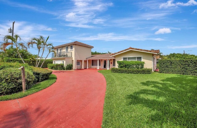 Stylish 2br/3ba w-Heated Pool + Beach Walkable