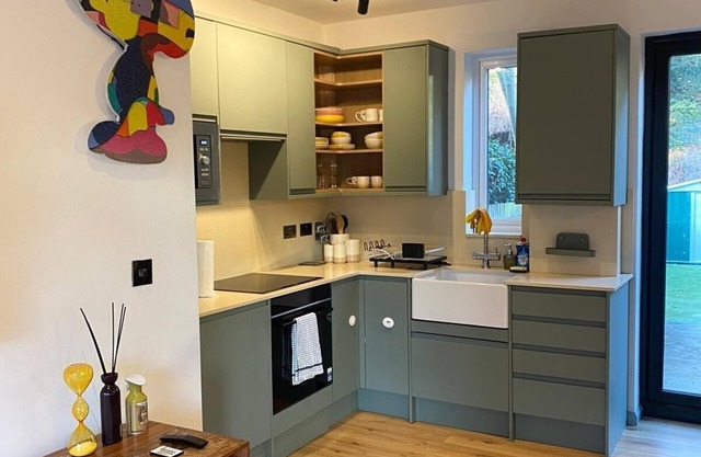 Stylish 2BR Garden Home | FREE Parking | Sleeps 7