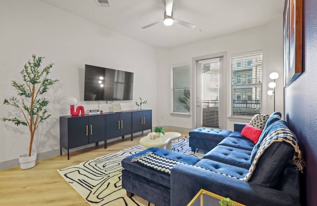 Stylish 2BR Near Galleria with Pool and Gym