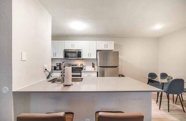 Stylish 2BR Near UT Hyde Park Evonify